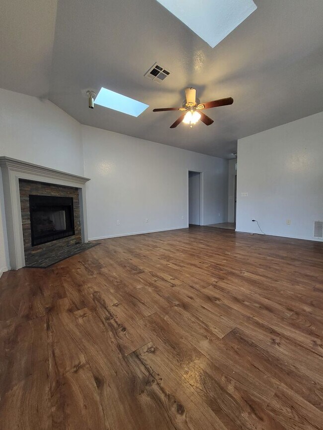 Foto del edificio - (3) Bed/(2) Bath in SW OKC/Moore Avail NOW...