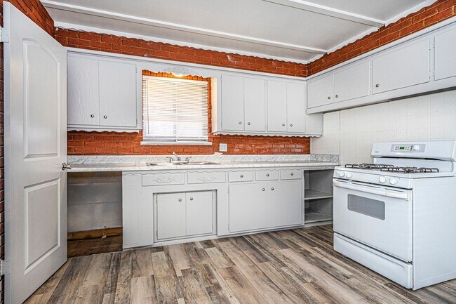 Foto del edificio - 4 Bedroom 1.5 Bath Home Near I-240 and I-3...