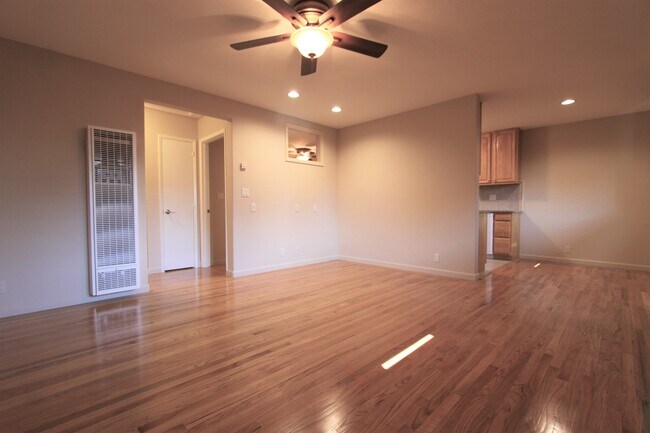 Building Photo - 560 University Dr