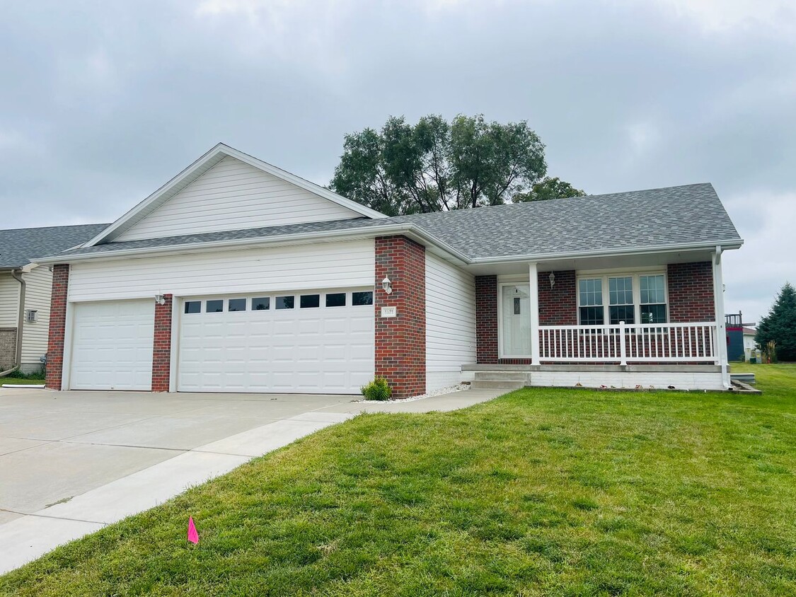 Primary Photo - Beautiful open-concept ranch