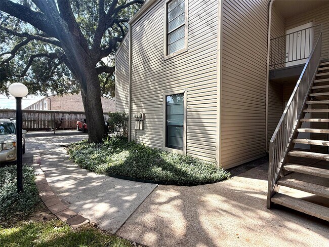 Foto del edificio - 9707 Richmond Ave.