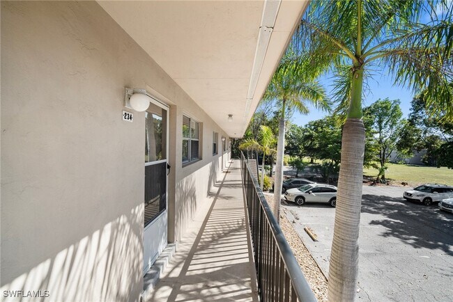 Foto del edificio - 1560 Colonial Blvd