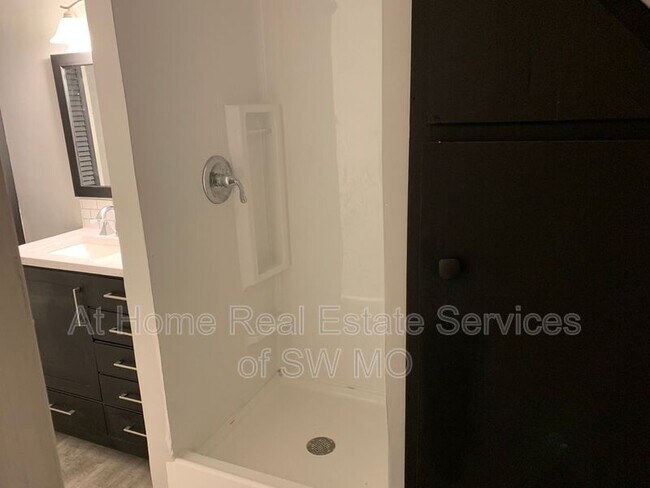 Building Photo - 653 S Main Ave