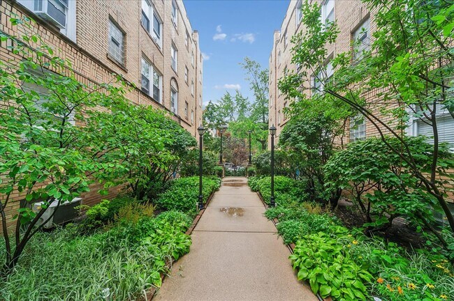 Foto del edificio - 844 W Ainslie St