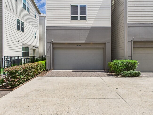 Foto del edificio - 2761 Clinton Dr