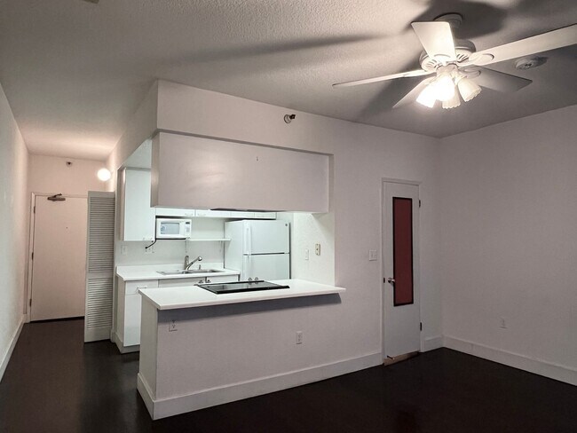 Foto del edificio - Studio with in unit W/D and Parking | AMSI...