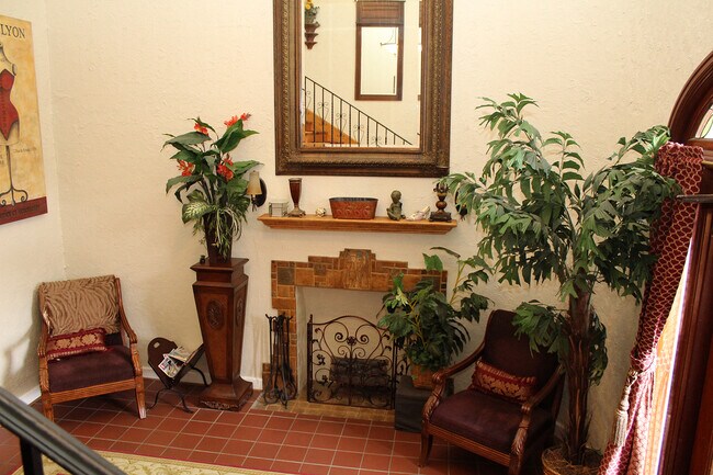 Building Photo - KERNS: Exquisite 2 Bed Condo w/Nice Update...