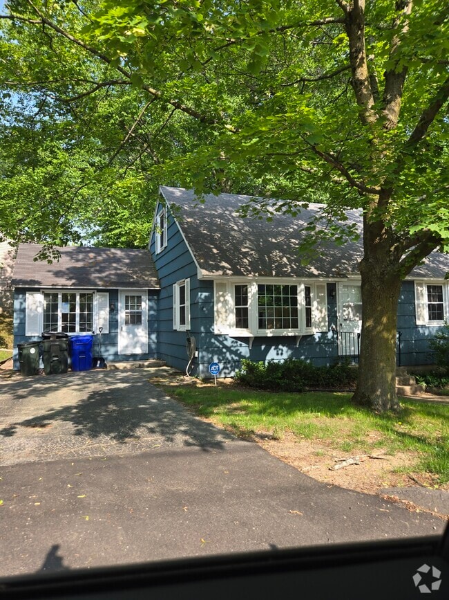 Building Photo - 1280 S Beech St