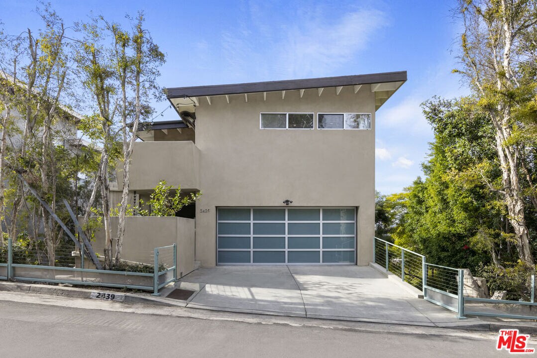 Foto principal - 2439 Silver Ridge Ave
