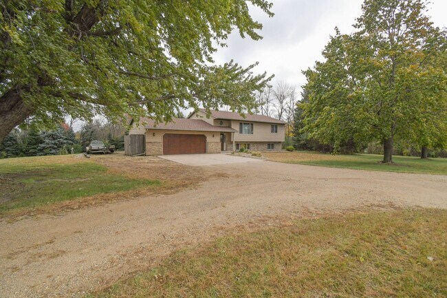 Foto del edificio - Spacious 4-Bedroom Acreage with Stunning Views Near Hartford — 1.5 Acres of Country Living!