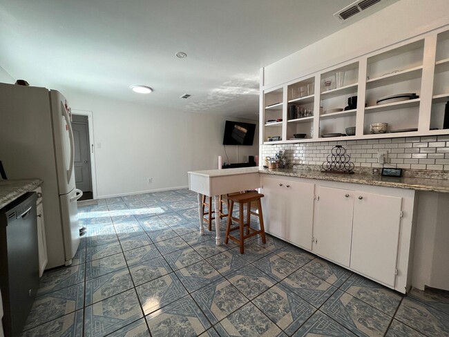 Foto del edificio - Cute 3 Bedroom 1 Bath Available for Pre-Le...