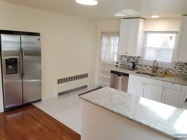 Building Photo - 420 9th St