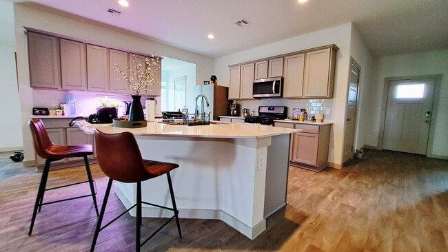 Foto del edificio - 3555 Crestfield Ln