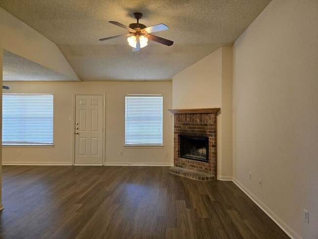 Building Photo - 3/2 Hewitt Duplex