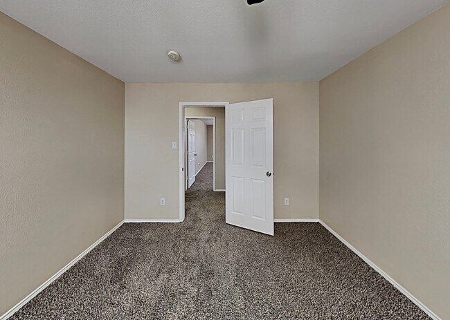 Building Photo - 5108 Raymond Dr
