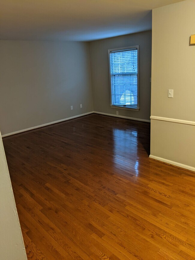 Building Photo - 2555 Glenmary Ave
