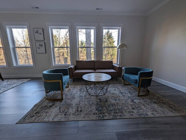 Foto del edificio - 901 Sunny Meadows Ln