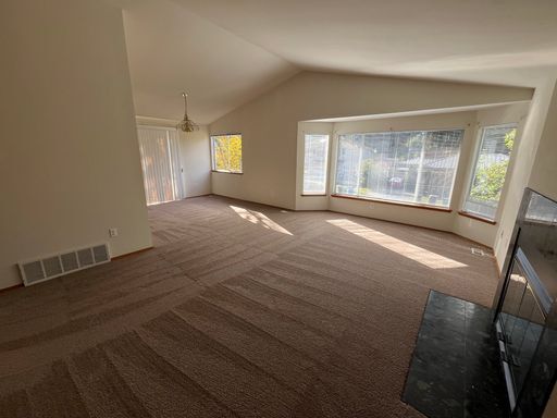 Foto del edificio - Spacious 3-bed/3-bath in Lake City's Meadowbrook neighborhood available NOW at $3575!