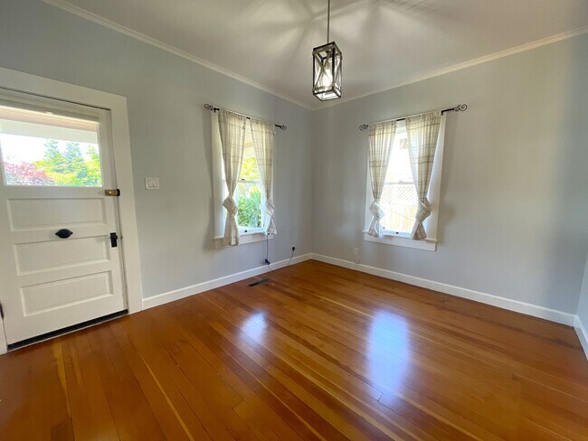 Foto del edificio - Charming Home on Cul-de-Sac w/Jacuzzi, Fireplace, Garage || Minutes from Downtown Napa!