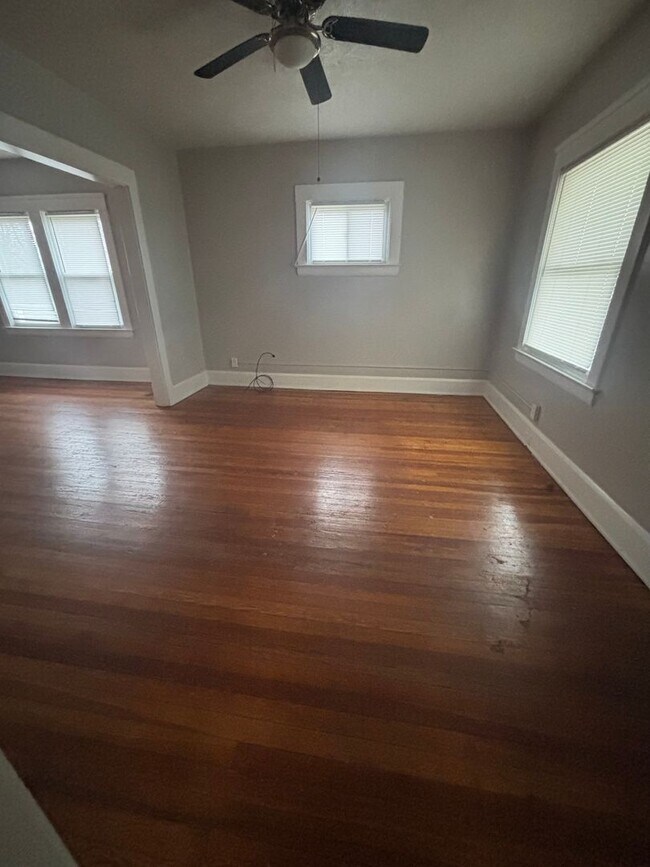 Foto del edificio - 3470 E 125th St