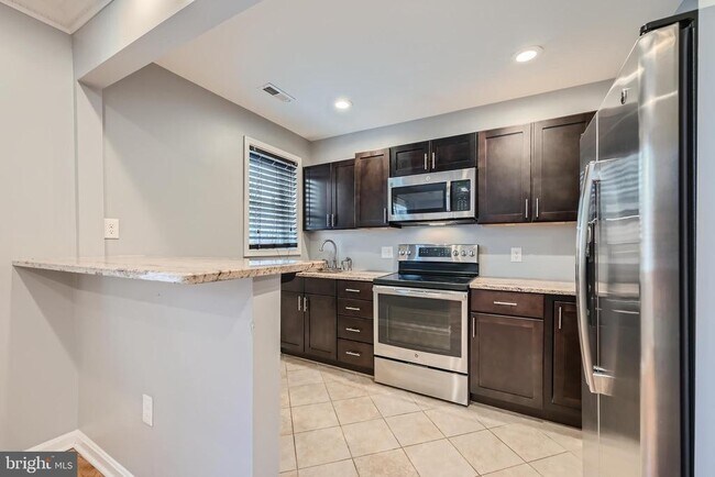 Building Photo - 1111 Meridene Dr