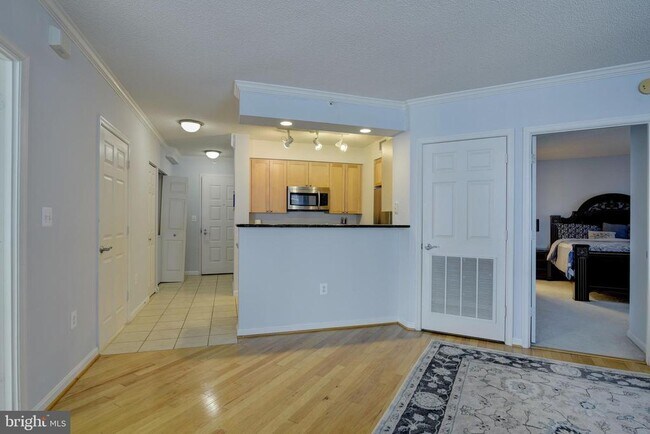 Building Photo - 3101 N Hampton Dr