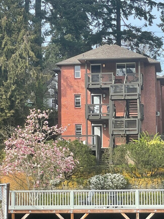 Top Floor End Unit Overlooking Oswego Lake. - 248 Ridgeway Rd