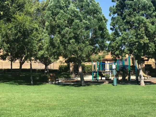 Foto del edificio - Gated Community & Ready for you to call this beauty Home!