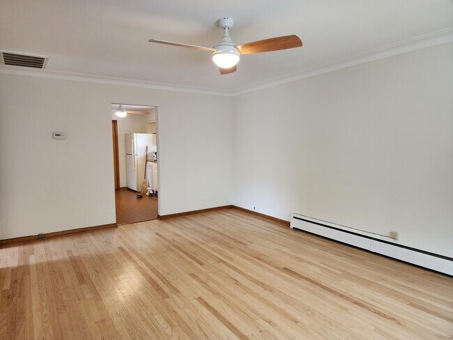 Building Photo - 9559 S Yates Blvd