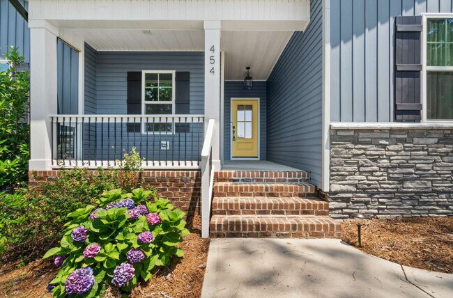 Foto del edificio - Charming 3-Bedroom Bunn Home with Granite ...