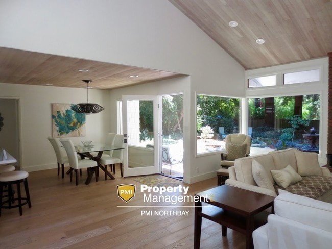 Foto del edificio - Tranquil Setting in Green Valley