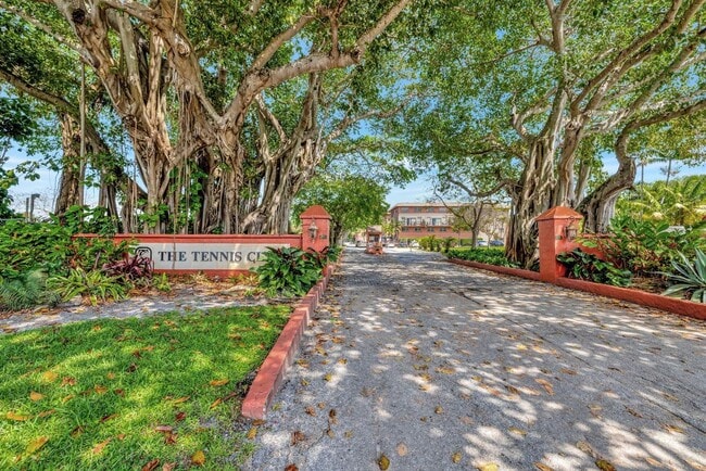 Building Photo - 660 Tennis Club Dr