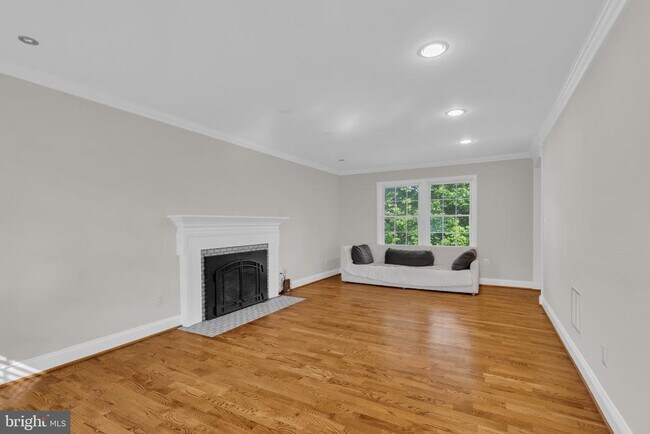 Foto del edificio - 7205 Van Ness Ct