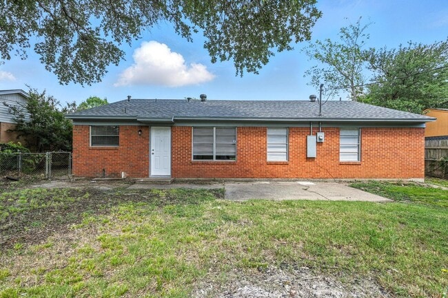 Building Photo - Immaculate 4-Bedroom Remodel in the Heart ...