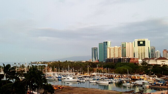 Patio frente al mar con acceso al parque Ala Moana Beach y al puerto deportivo Ala Wai. - 1690 Ala Moana Blvd