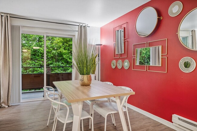 Building Photo - 520 Bellevue Way SE