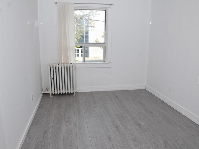 Photo du bâtiment - 3 bedroom  on 2nd floor unit for rent