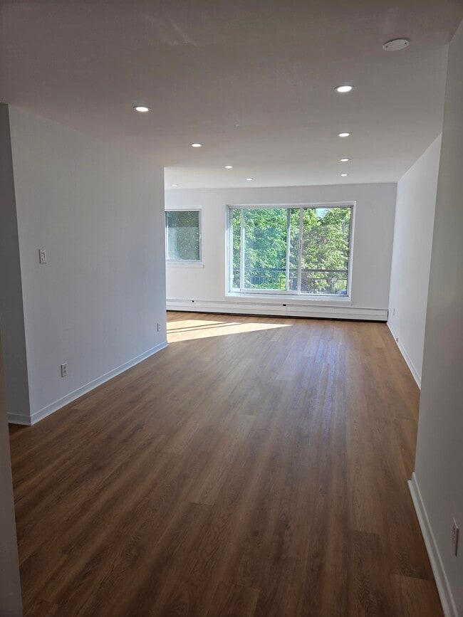 Building Photo - 250 Boul Alexis-Nihon