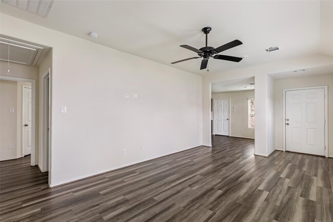 Foto del edificio - 5858 Rosehill Forest Ln