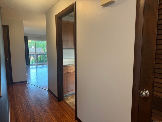 Building Photo - 211 Skyview Dr