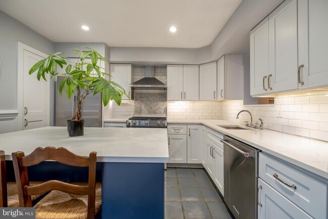 Building Photo - 908 S Front St