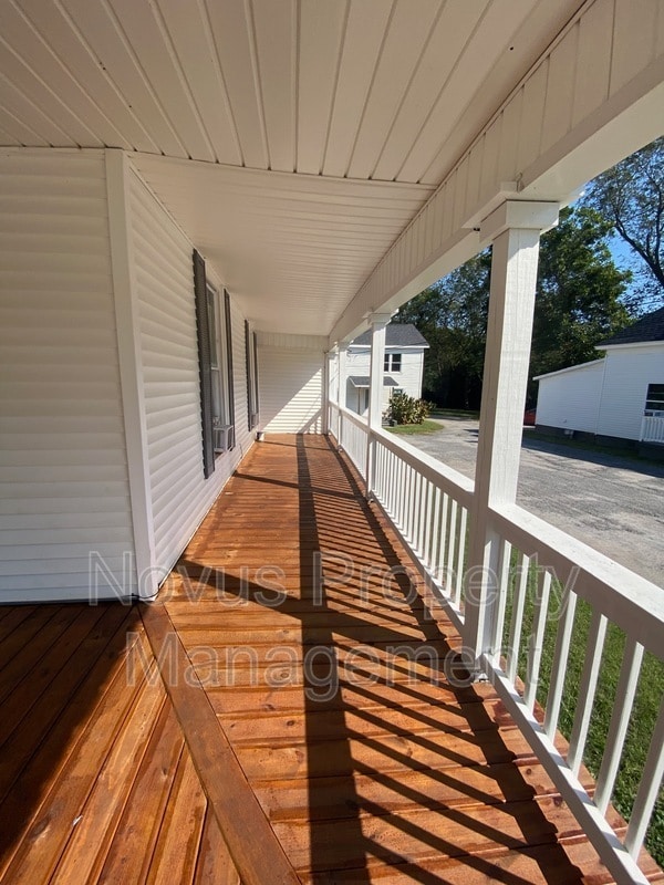 Building Photo - 302 Cedar St