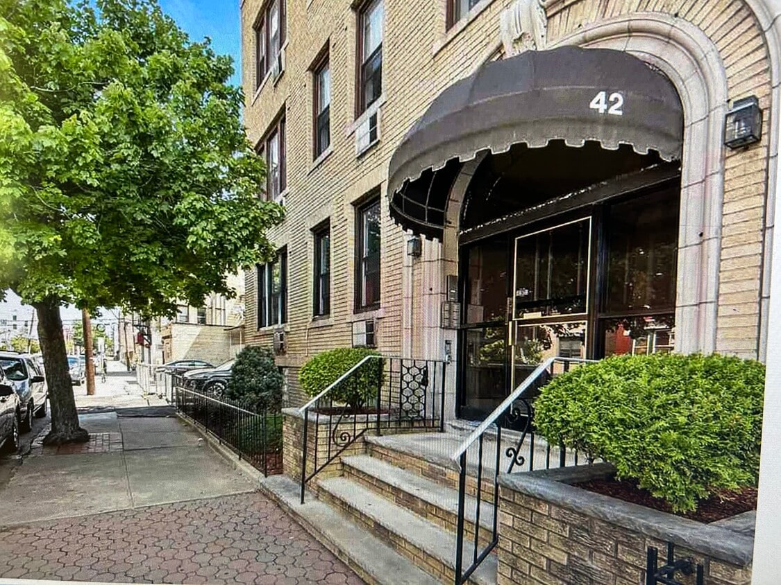 Primary Photo - 42 Van Wagenen Ave