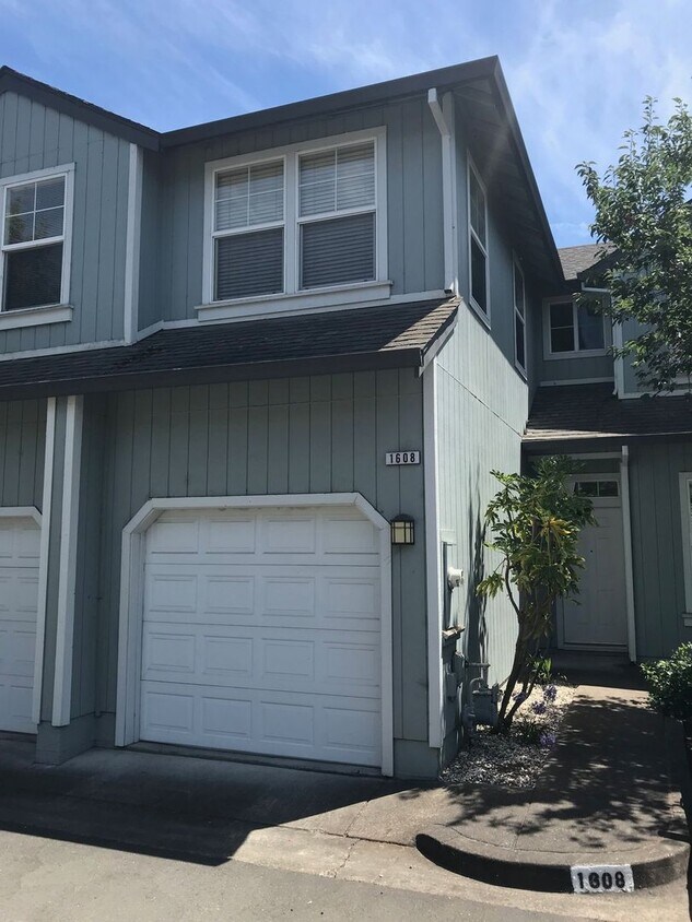 Primary Photo - Two Story 3 Bedroom/2.5 Bathroom Townhouse...
