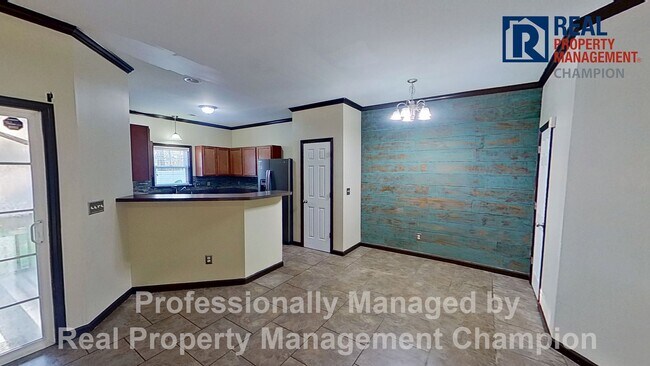 Foto del edificio - Beautiful Two Story Townhome with Lots of Storage!!