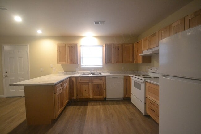 Foto del edificio - 3 Bed 1.5 Bath Duplex