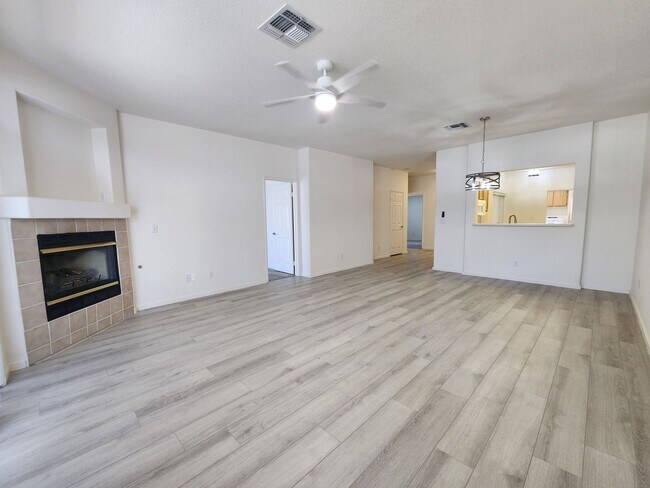 Building Photo - SINGLE STORY TOWNHOME-JUST REMODELED
