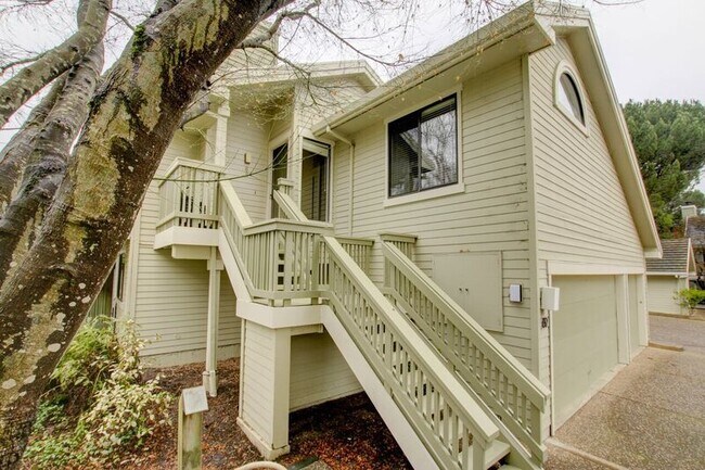 Building Photo - LARGE ONE LEVEL UPPER UNIT CONDO WITH TWO ...