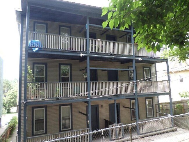 Foto del edificio - 108 Hyde Park Ave