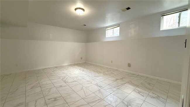 Foto del edificio - 119 Raritan Ave